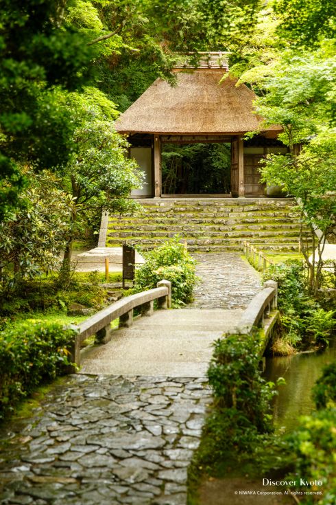 Thatched-roof gate at Hōnen-in.