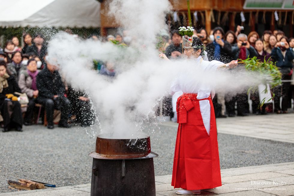  Flinging boiling water during Yudate Shinji at Jōnangū.