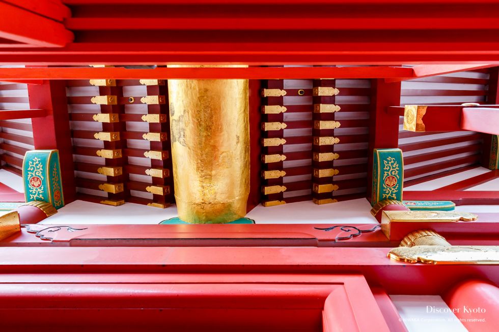 Golden rain gutters at Iwashimizu Hachimangū.