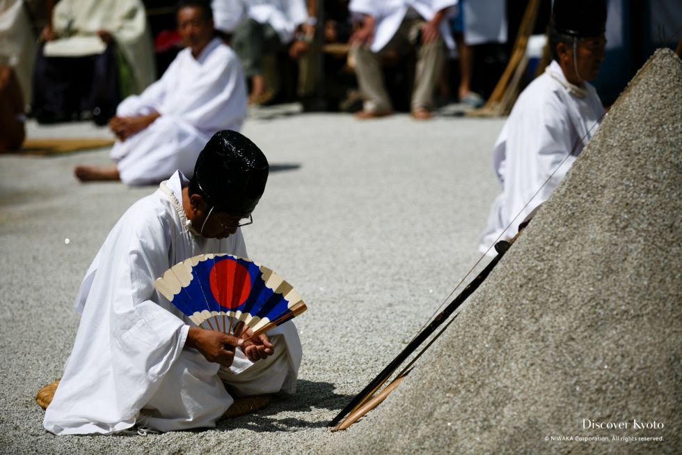 Priests perform a ritual before the tatesuna at the Chōyō no Sekku at Kamigamo Jinja.