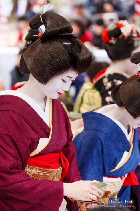 Geiko Naosome during the Baikasai at Kitano Tenmangu shrine.