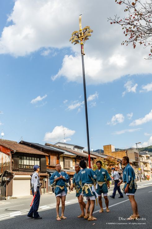 Participants raise a kenboko during the Awata Taisai at Awata Shrine.