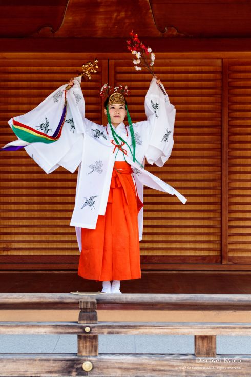 Priestess performing a kagura dance at Jōnangū shrine.