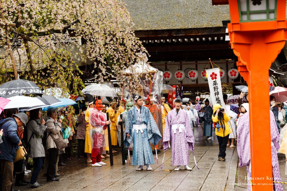 Light rain falls during the 2015 Ōka Matsuri at Hirano Shrine.
