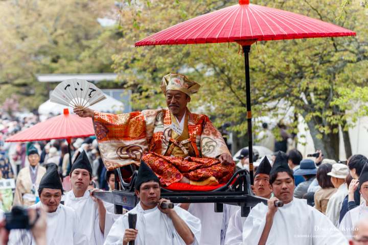 Toyotomi Hideyoshi arrives at Hōtaikō Hanami Gyōretsu at Daigo-ji. 
