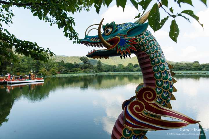 Moon-viewing boats with stylized waterfowl and dragon prows at the Kangetsu no Yūbe at Daikaku-ji. 