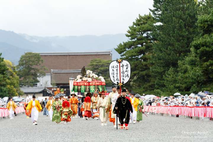 Entertainers and dancers from the Muromachi period participate in the Jidai Matsuri at Heian Shrine.