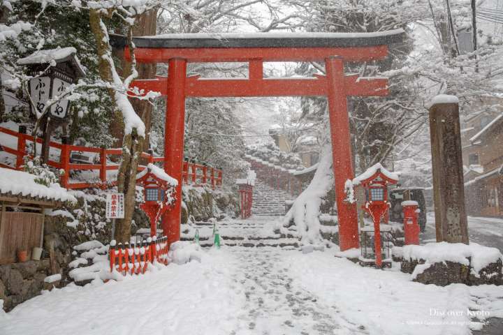 Snow on the torii gate at Kifune Shrine.
