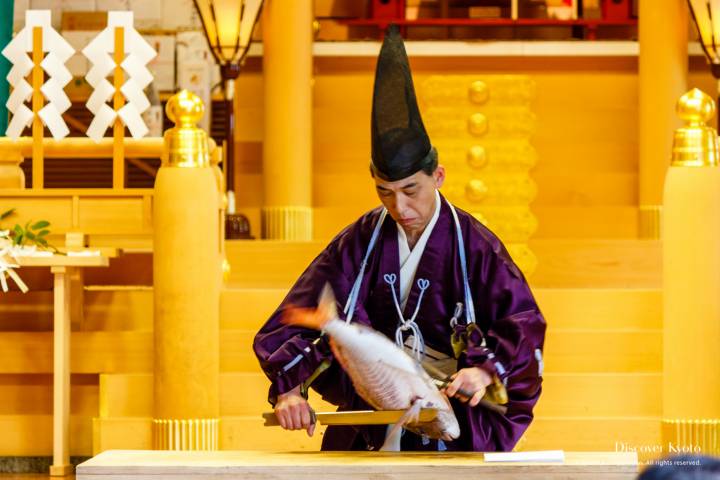 Chef preparing a fish in the shikibōchō ritual during the Mizu Matsuri at Kifune shrine.