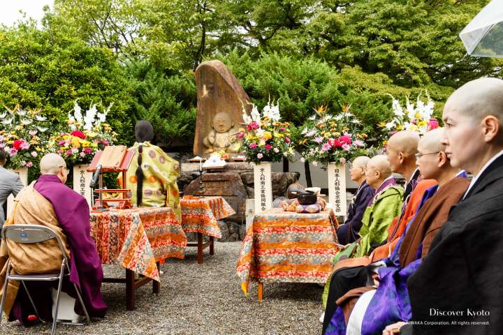 The abbess of the temple leads nuns in the memorial service during the Ningyō Kuyō at Hōkyō-ji.