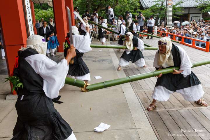 Teams compete during the Takekiri-eshiki at Kurama-dera.