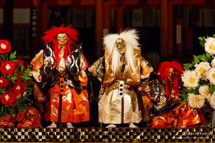 Lion messengers appear at Takigi Nō at Heian Shrine.