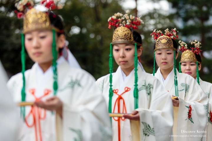 Priestesses arrive at Yudate Shinji at Jōnangū.