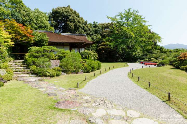 Path leading to the Daijōkaku at Ōkōchi Sansō.