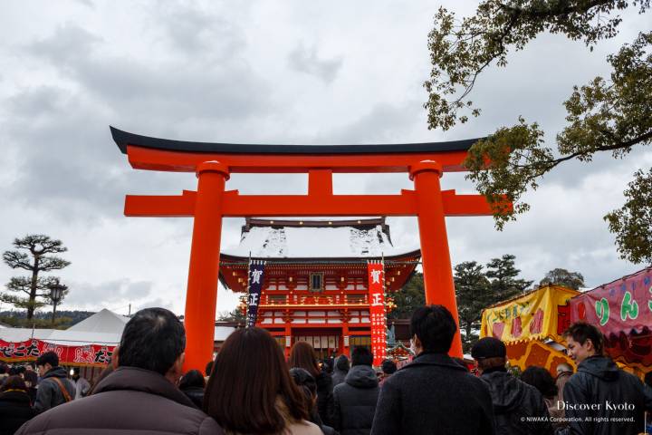 Crowd of worshippers before a big torii gate at Fushimi Inari Taisha during the Hatsumōde period.