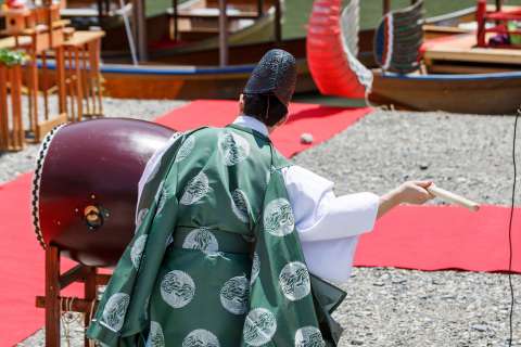 A drum starts the proceedings at Mifune Matsuri at Kurumazaki Jinja.