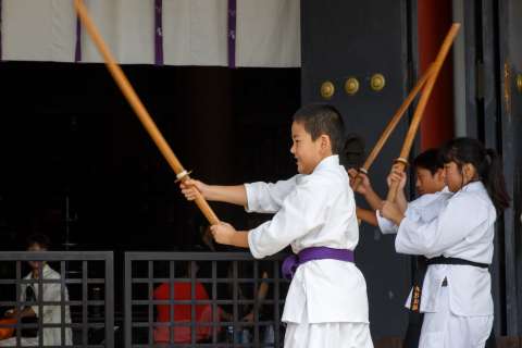 Children participating in the 2014 Yoshitsune-sai at Kurama-dera.