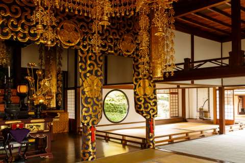 Buddhist altar in the main hall of Genkō-an.