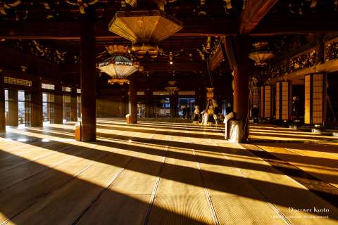 The main hall of the temple during the Osusuharai at Nishi Hongan-ji.