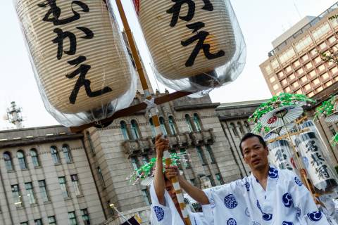 Leading lanterns of the procession during the Omukae Chōchin ritual at Yasaka shrine.