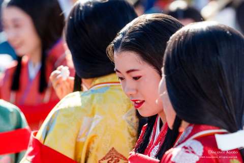 Woman in Heian period makeup and attire during the Saigū Gyōretsu at Nonomiya Shrine.