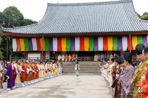 Monks and performers gather during Hōtaikō Hanami Gyōretsu at Daigo-ji. 