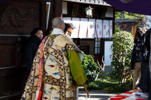 The temple's head priest proceeds into the temple during the Gishi-e Hōyō at Hōjū-ji.