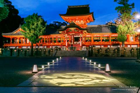 Night illumination at Iwashimizu Hachimangū.