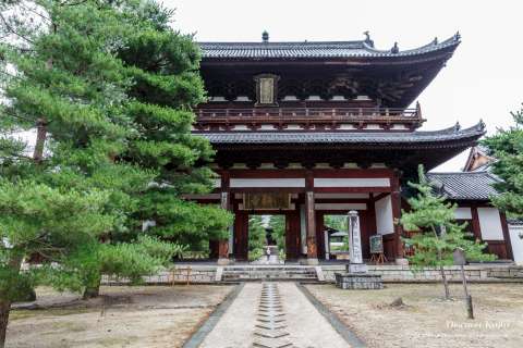 Main gate at Manpuku-ji temple.