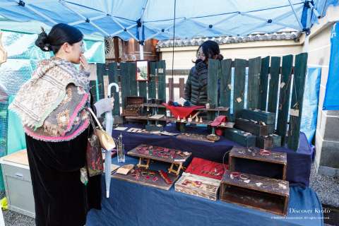 All sorts of goods are available at the Shimai Kōbō at Tō-ji.