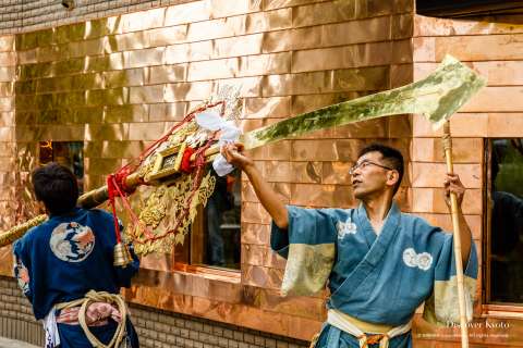 A lion-themed kenboko and uniform at the Awata Taisai at Awata Shrine.