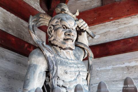 A Kongōrikishi statue enshrined in the Niōmon Gate.