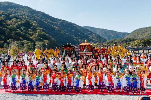 The participants during the Saigū Gyōretsu at Nonomiya Shrine.