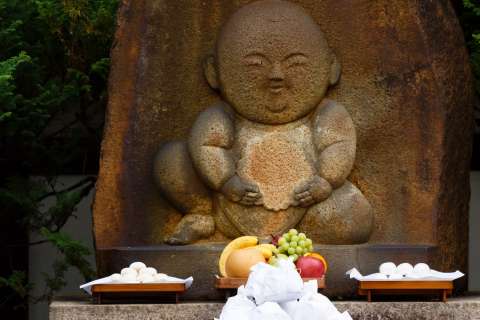 A poem for the dolls is read during the Ningyō Kuyō at Hōkyō-ji.