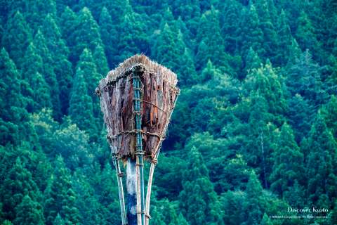 Throwable torches (hōriage matsu) are aimed at a basket-shaped torch (ōgasa) at the Hirogawara Matsu-age.