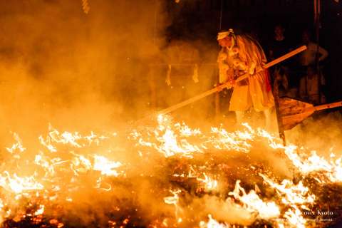 The hot ash is raked at Hiwatari Matsuri at Tanukidanisan Fudō-in.