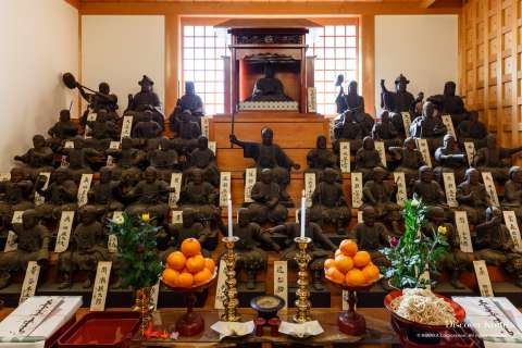 Wooden statues of the 47 Rōnin and their lord at the Gishi-e Hōyō at Hōjū-ji.