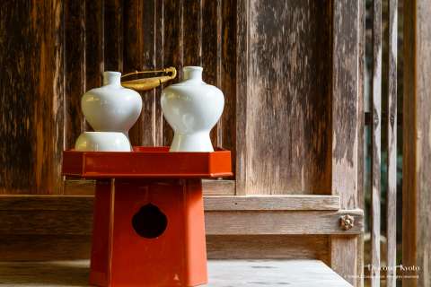 Sake offering at Yuki Shrine in Kurama.