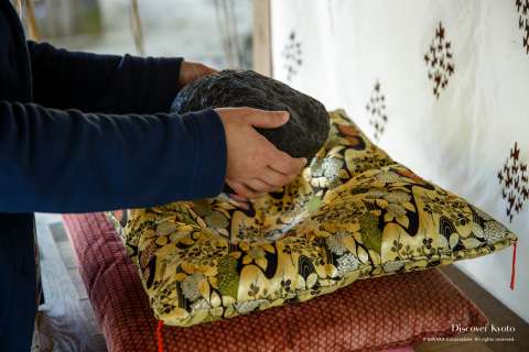 Ahokashi-san wishing stone at Imamiya Shrine.