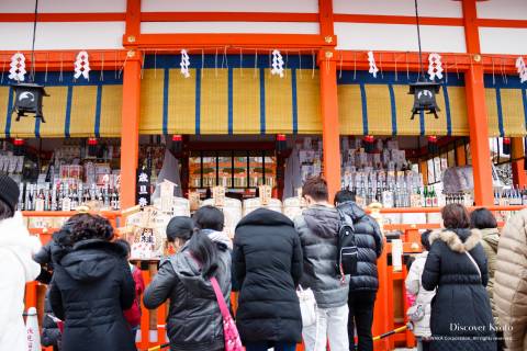 A crowd of worshippers before the Haiden hall at Fushimi Inari Taisha during the Hatsumōde period.