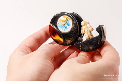 Netsuke Museum Astonaut Surprise