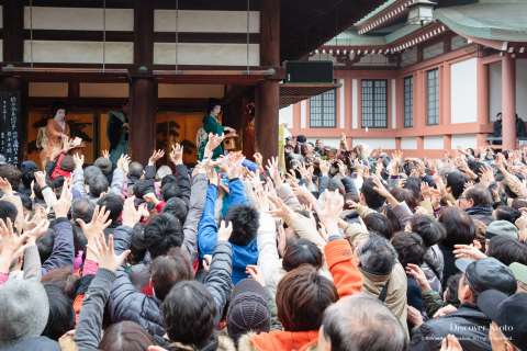 Catching lucky beans at Setsubun at Kitano Tenmangū.