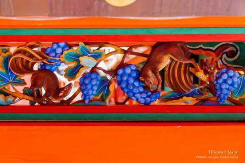 Carved squirrels at Iwashimizu Hachimangū.