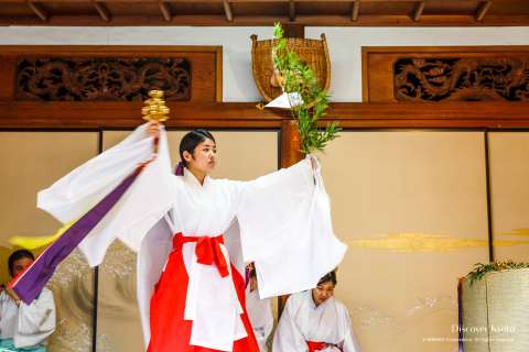Kagura Dance at Tōka Ebisu at Kyoto Ebisu Shrine.