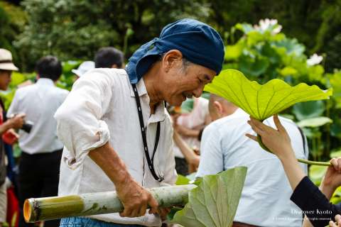 Lotus alcohol is poured at Hasuzake wo Tanoshimu-kai at Mimuroto-ji.