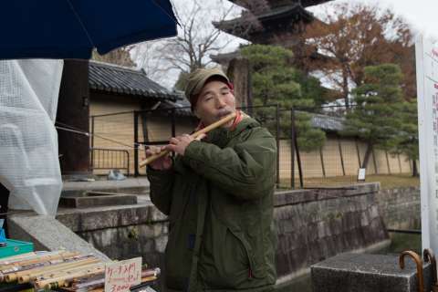 An artisan shows off his wares at the Shimai Kōbō at Tō-ji.
