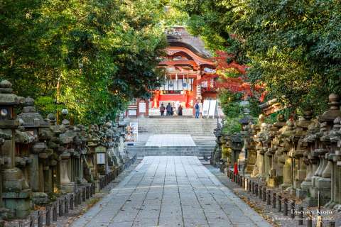 Lanterns at the entrance of Iwashimizu Hachimangū.