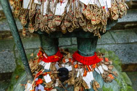 Votive offerings are made at Hiwatari Matsuri at Tanukidanisan Fudō-in.