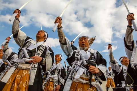 The 47 Rōnin raise their swords during the Yamashina Gishi Matsuri at Bishamon-dō.