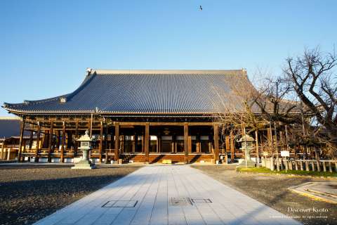 The temple grounds during the Osusuharai at Nishi Hongan-ji.